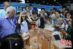 "十二五"科技創(chuàng)新成就展 千人記者團(tuán)體驗(yàn)科技