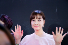 瓊女郎陳德容驚現(xiàn)廣州美博會現(xiàn)場玩自拍